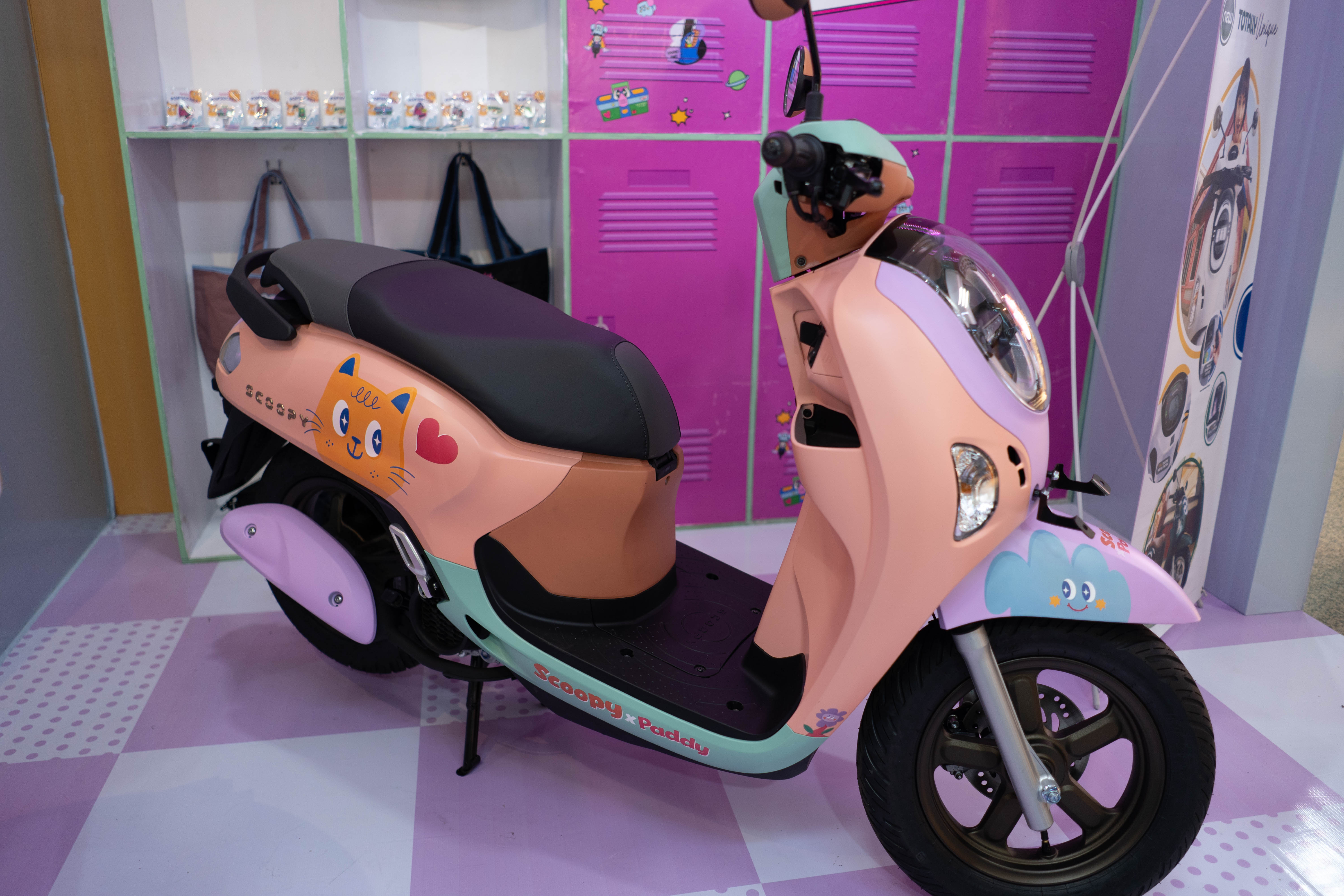 Honda Scoopy CottonSky mejeng di Booth Scoopy X Paddy Semarang.
