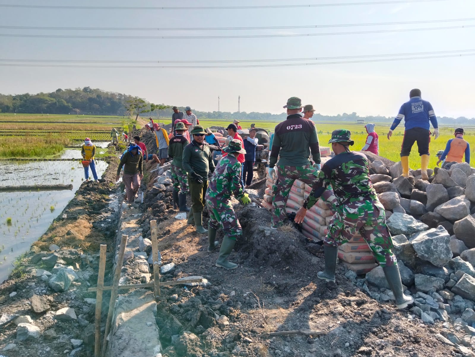 Pelaksanaan pembangunan talud di Desa Karangwungu, Kecamatan Karangdowo, Klaten. (Dokumentasi Danramil Karangdowo)