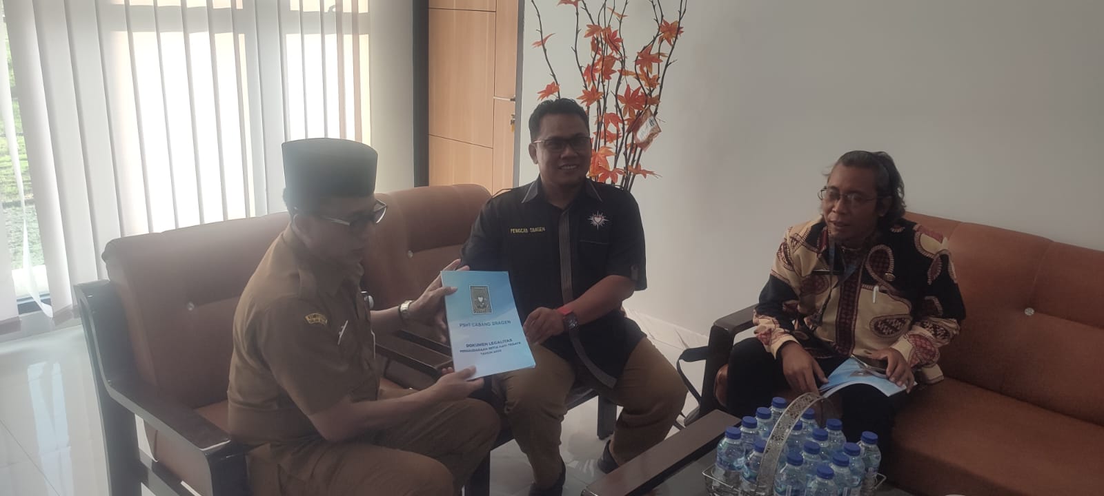 Ketua Persaudaraan Setia Hati Terate (PSHT) Cabang Sragen, Suwanto menyerahkan berkas terbaru terkait induk organisasi PSHT ke Kesbangpol Sragen. (Ahmad Khairudin/Radar Solo)