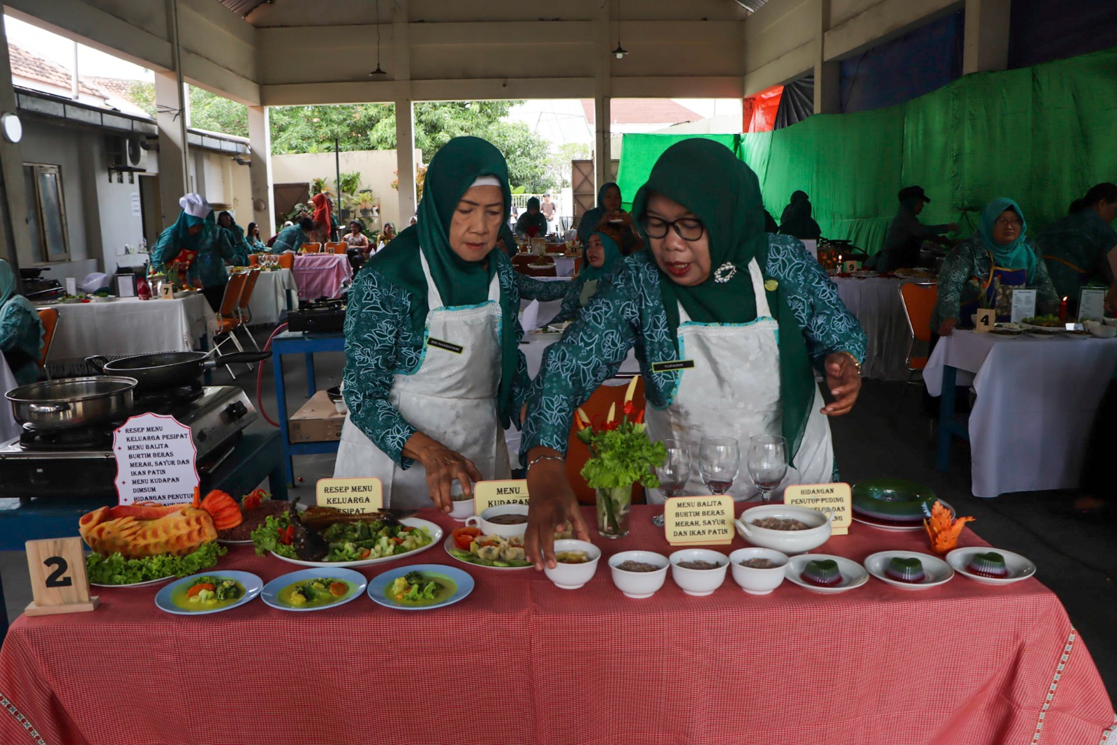 Peserta perwakilan kecamatan di kota Solo sedang meracik menu andalannya dalam Lomba Cipta Menu Ikan bersamaan dengan Gerakan Pangan Murah, Selasa (29/7).