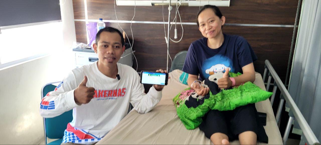 Solikhin saat ditemui sedang menemani istrinya menjalani perawatan di RSUD Pandan Arang Boyolali.