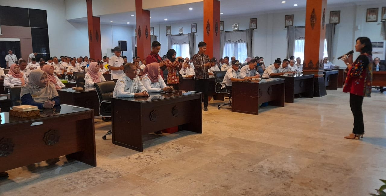 Pembinaan pengelolaan dana desa bagi kepala desa se Kabupaten Karanganyar. (Rudi Hartono/Radar Solo)
