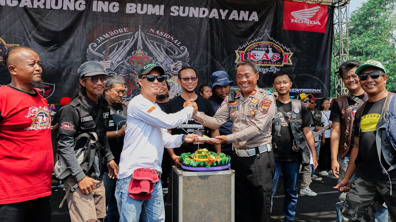 Simbolis Potong Tumpeng oleh Ifan Nugroho President IKAGI (baju putih) kepada Iptu Dwi Utomo KBO Satlantas Kabupaten Brebes