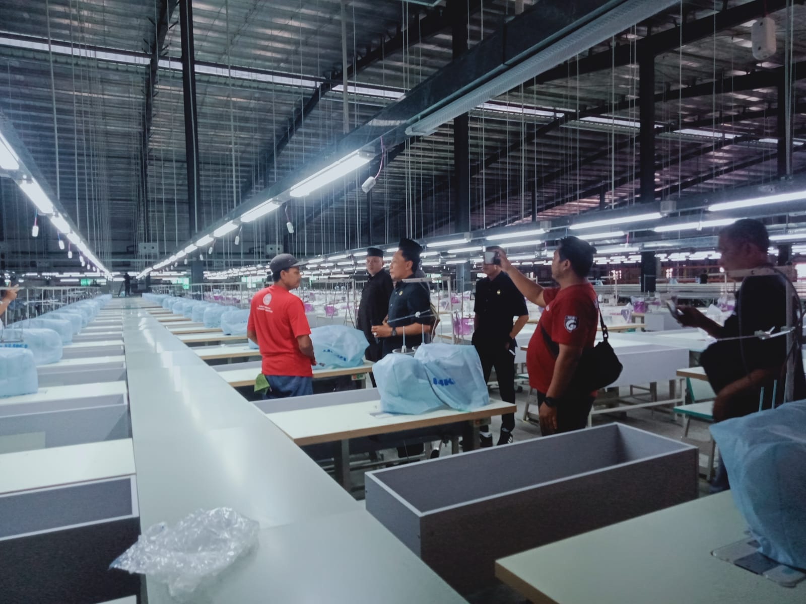 Komisi IV DPRD Sragen sidak ke PT Donglong Textile di Desa Plumbon, Kecamatan Sambungmacan, Sragen, Rabu (30/7/2025). (Ahmad Khairudin/Radar Solo)