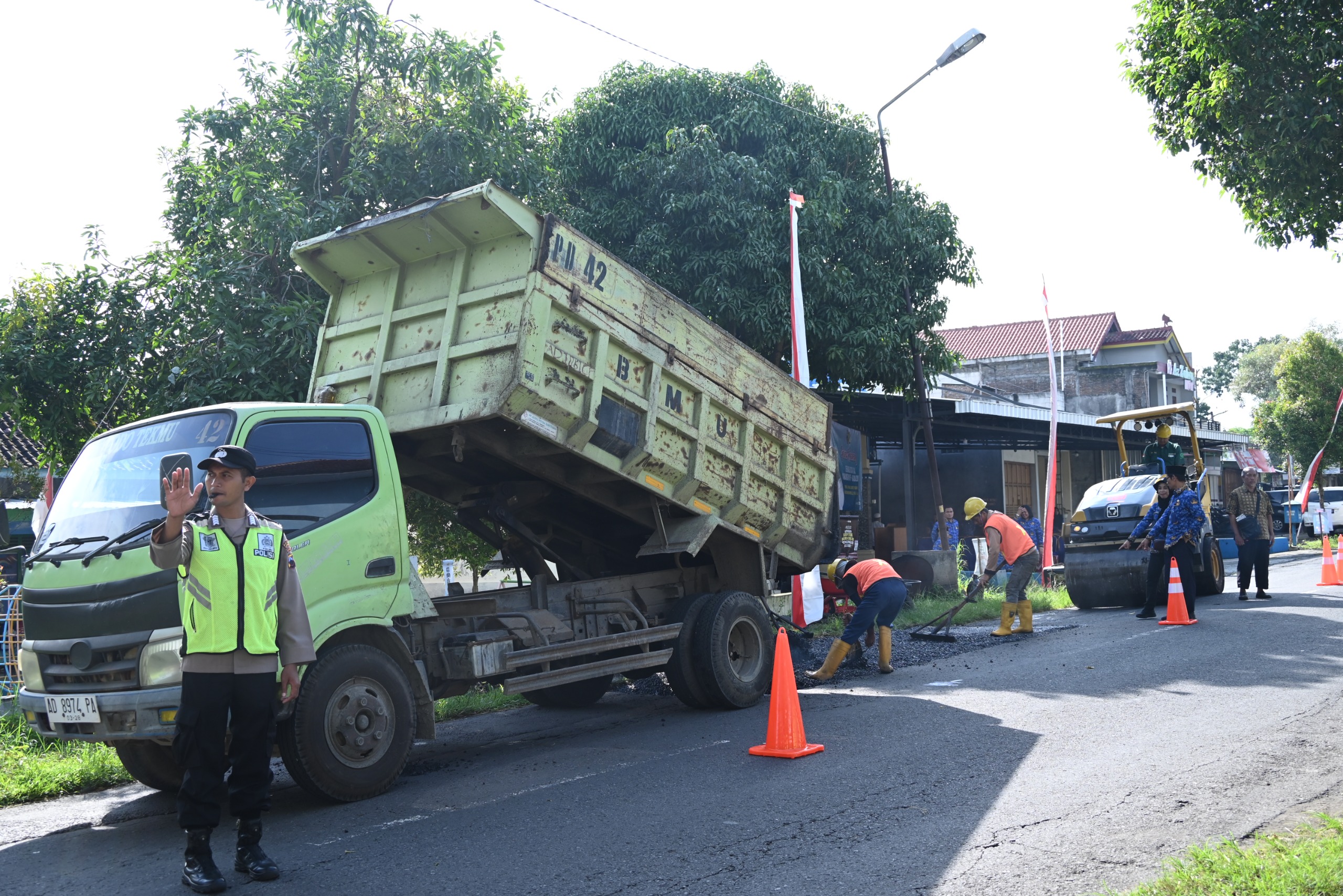 Perbaikan salah satu ruas jalan di Kabupaten Karanganyar. (Rudi Hartono/Radar Solo)