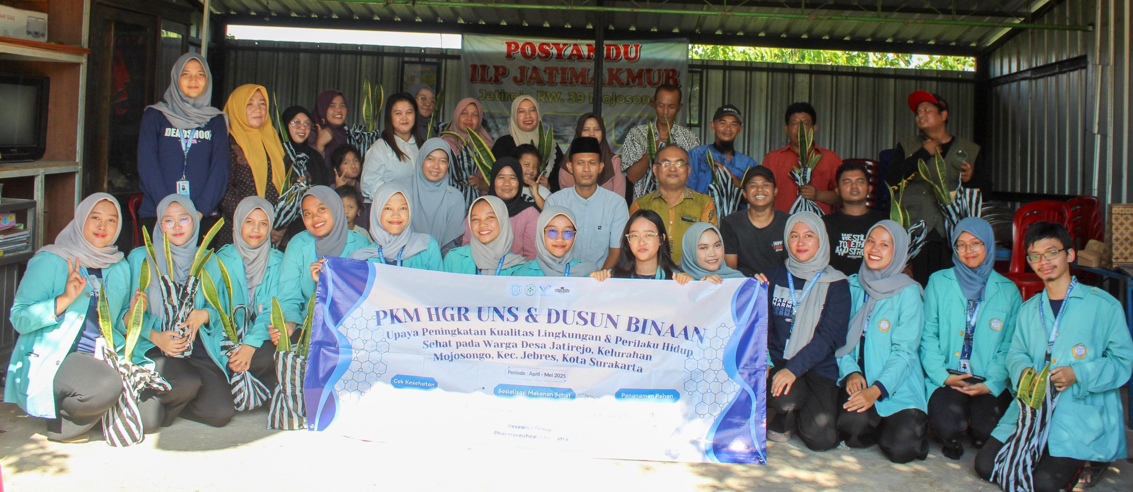 Tim pengabdian Hibah Grup Riset Kelompok Keilmuan Kimia Farmasi dan Dusun Binaan Himpunan Mahasiswa Farmasi UNS laksanakan pengabdian masyarakat di RW 39, Jatirejo, Mojosongo, Jebres, Solo.