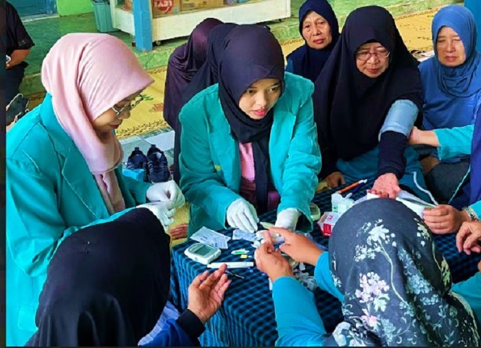Tim interprofesi kesehatan UMS laksanakan pengabdian masyarakat bertema SIKATES kepada kelompok lansia &lsquo;Peduli Insani&rsquo;, di Dusun Mendungan, Kartasura, Sukoharjo.