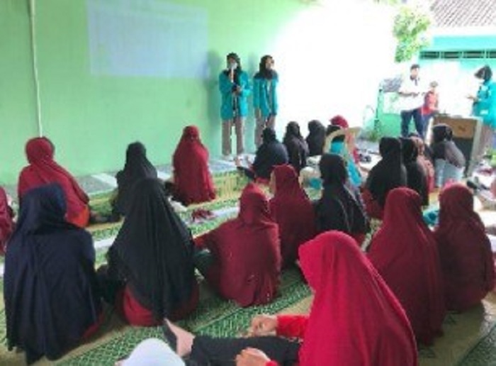 Penyuluhan kesehatan oleh mahasiswa.