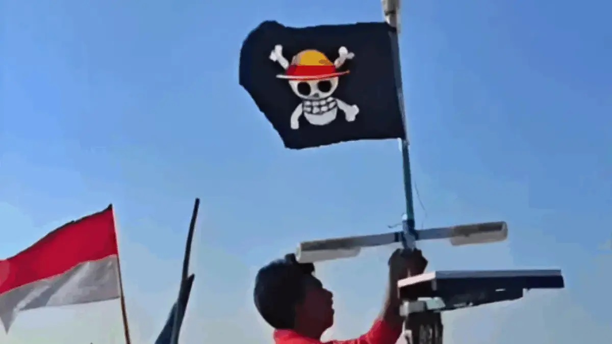 Menjelang HUT RI ke-80, viral tren kibarkan bendera One Piece berkibar di berbagai wilayah Indonesia. Apa maknanya?