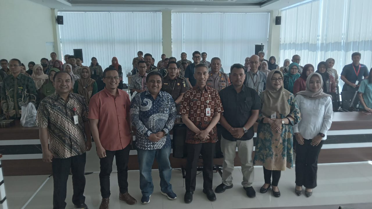 EVALUASI KINERJA: Jawa Pos Radar Solo Andi Aris (dua dari kiri) hadiri FKP di MPP Sukoharjo, Kamis (31/7).