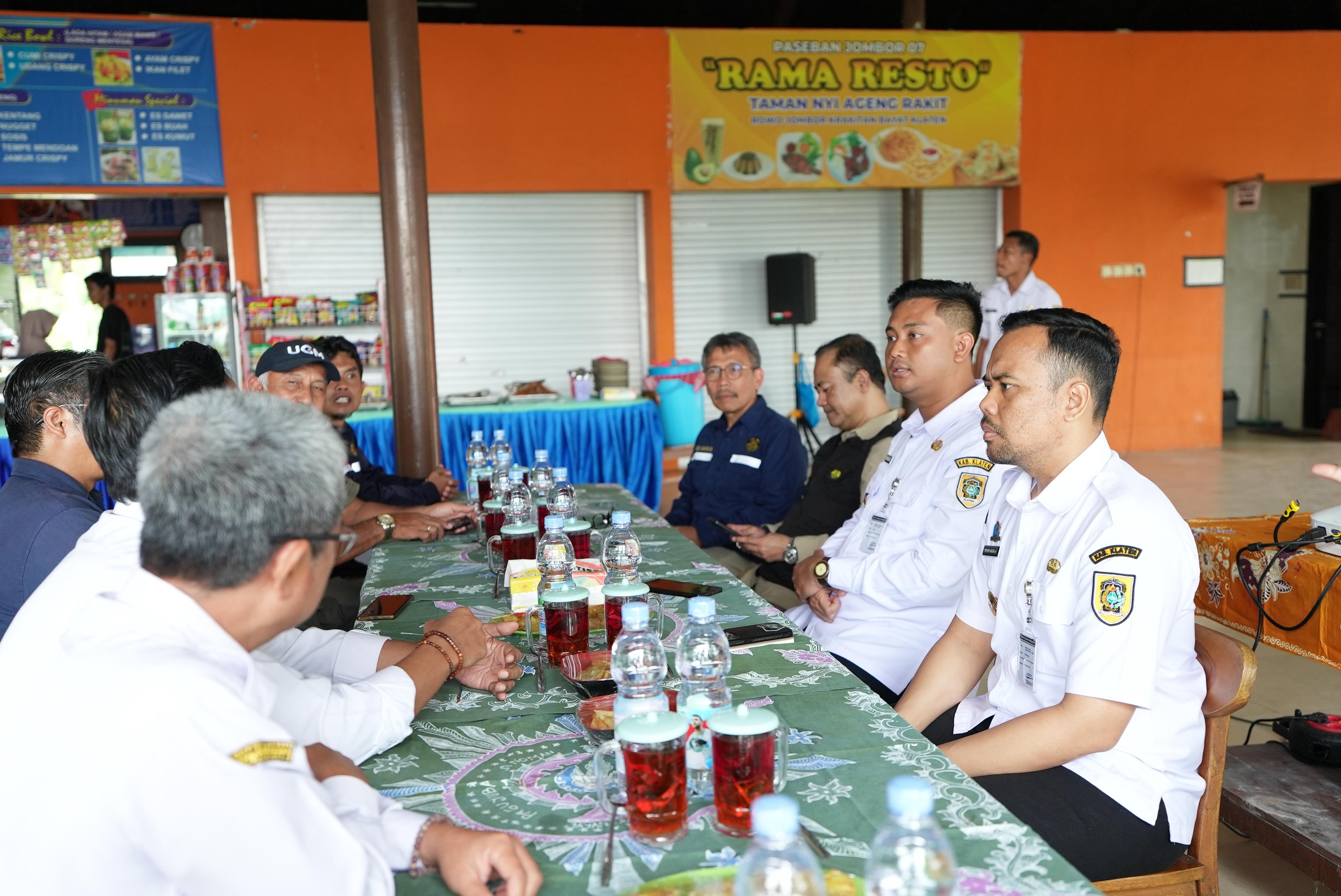 Pelaksanaan rapat usulan Kawasan Cagar Alam Geologi (KCAG) Bayat di Taman Nyi Ageng Rakit, Krakitan, Kecamatan Bayat, Klaten. (Dokumentasi Diskominfo Klaten)