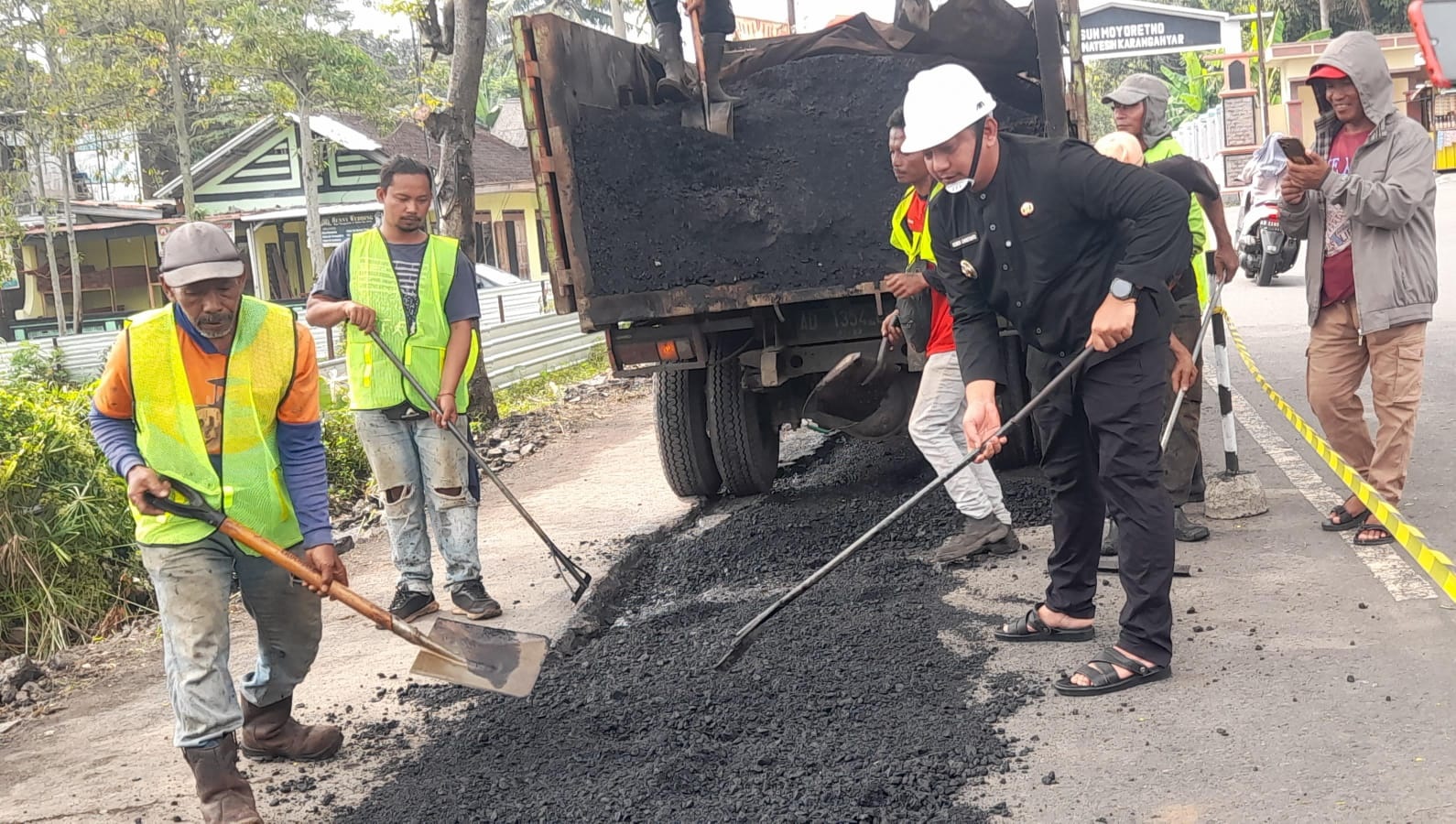 Salah satu proyek perbaikan jalan di Kabupaten Karanganyar yang sedang dikerjakan. (Rudi Hartono/Radar Solo)