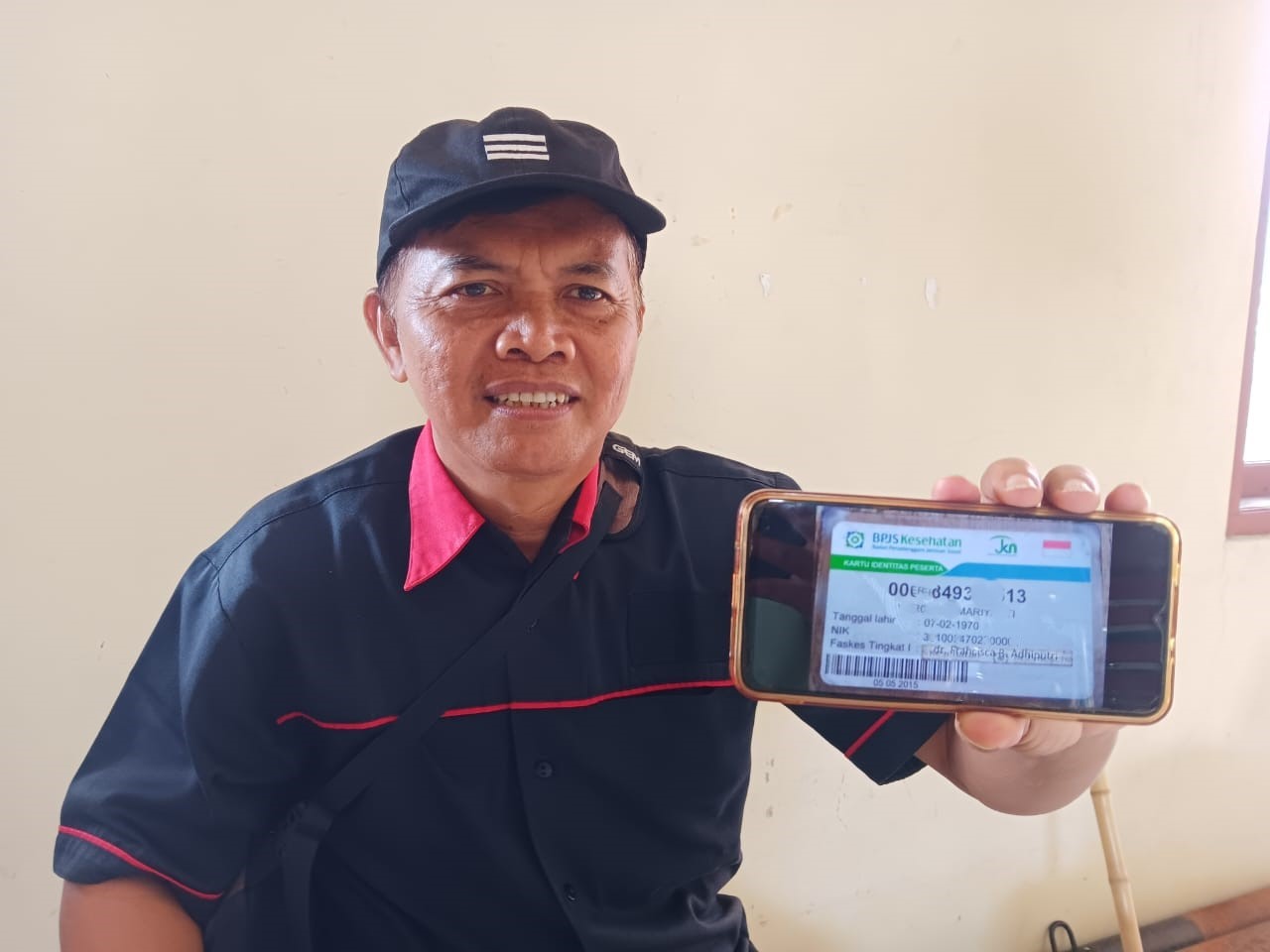 Peserta JKN Sukamta saat memperlihatkan kartu kepesertaannya.
