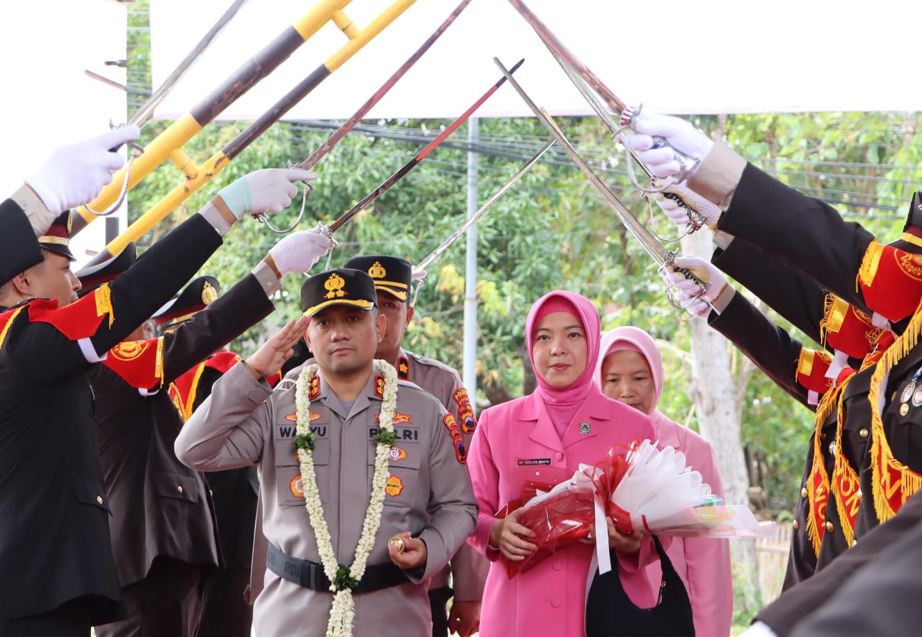 Prosesi penyambutan kapolres Wonogiri yang baru AKBP Wahyu Sulistyo.