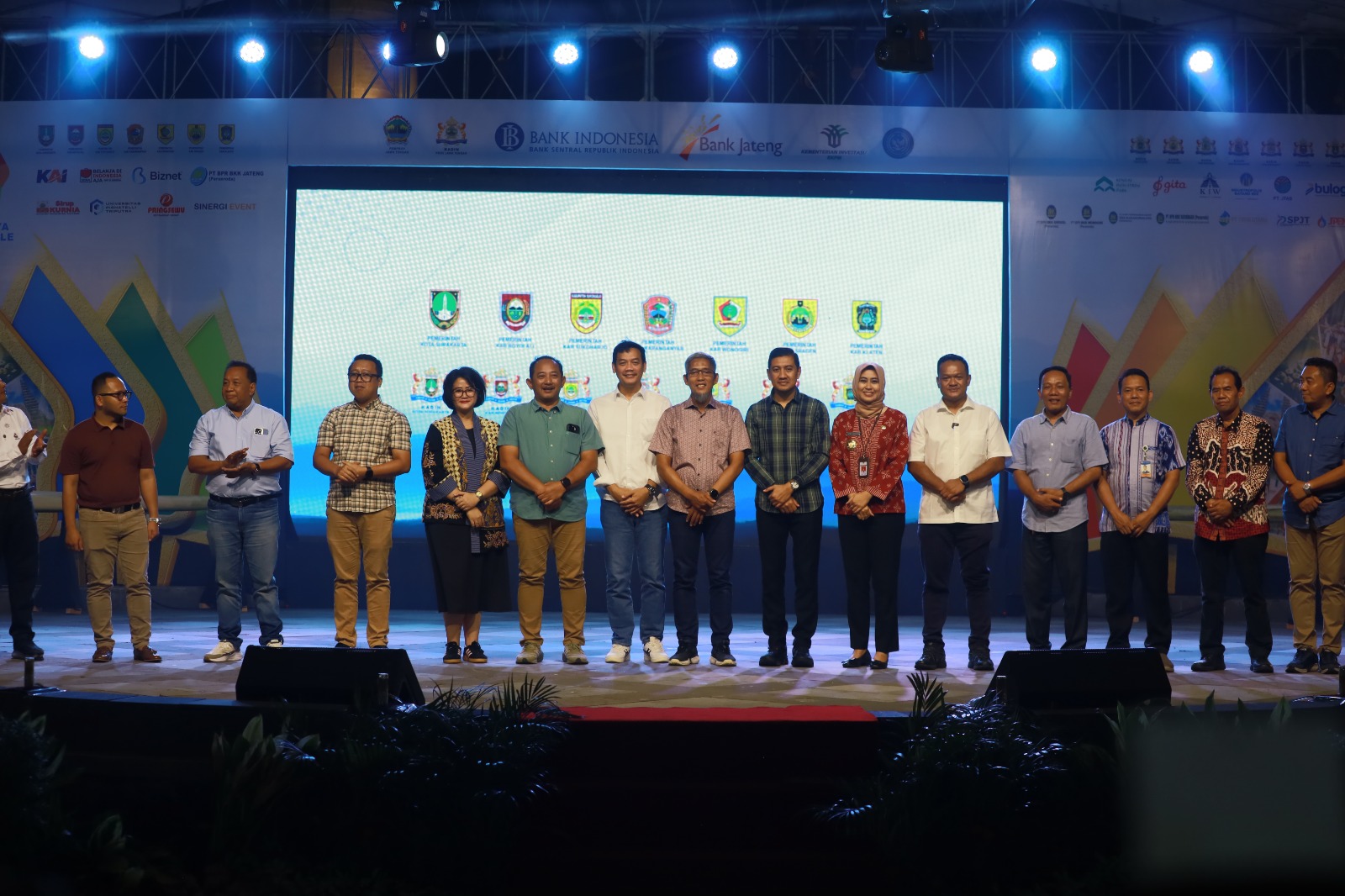 Sekda Jateng Sumarto (tengah) bersama sejumlah kepala daerah buka Solo Raya Trade Tourism & Investment Expo (STTIE) 2025 di De Tjolomadoe, Karanganyar, Rabu (30/7/2025).