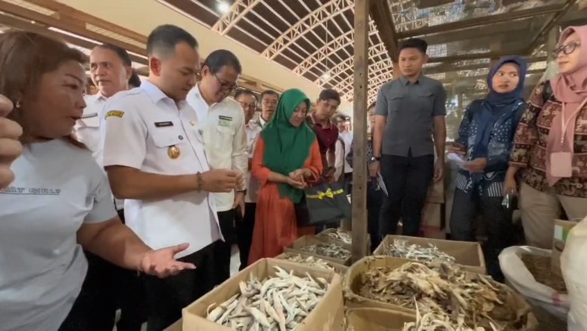 Walikota Solo Respati Ardi bersama pihak terkait melakukan sidak kios pedagang ikan asin di Pasar Legi, Rabu (30/7/2025).