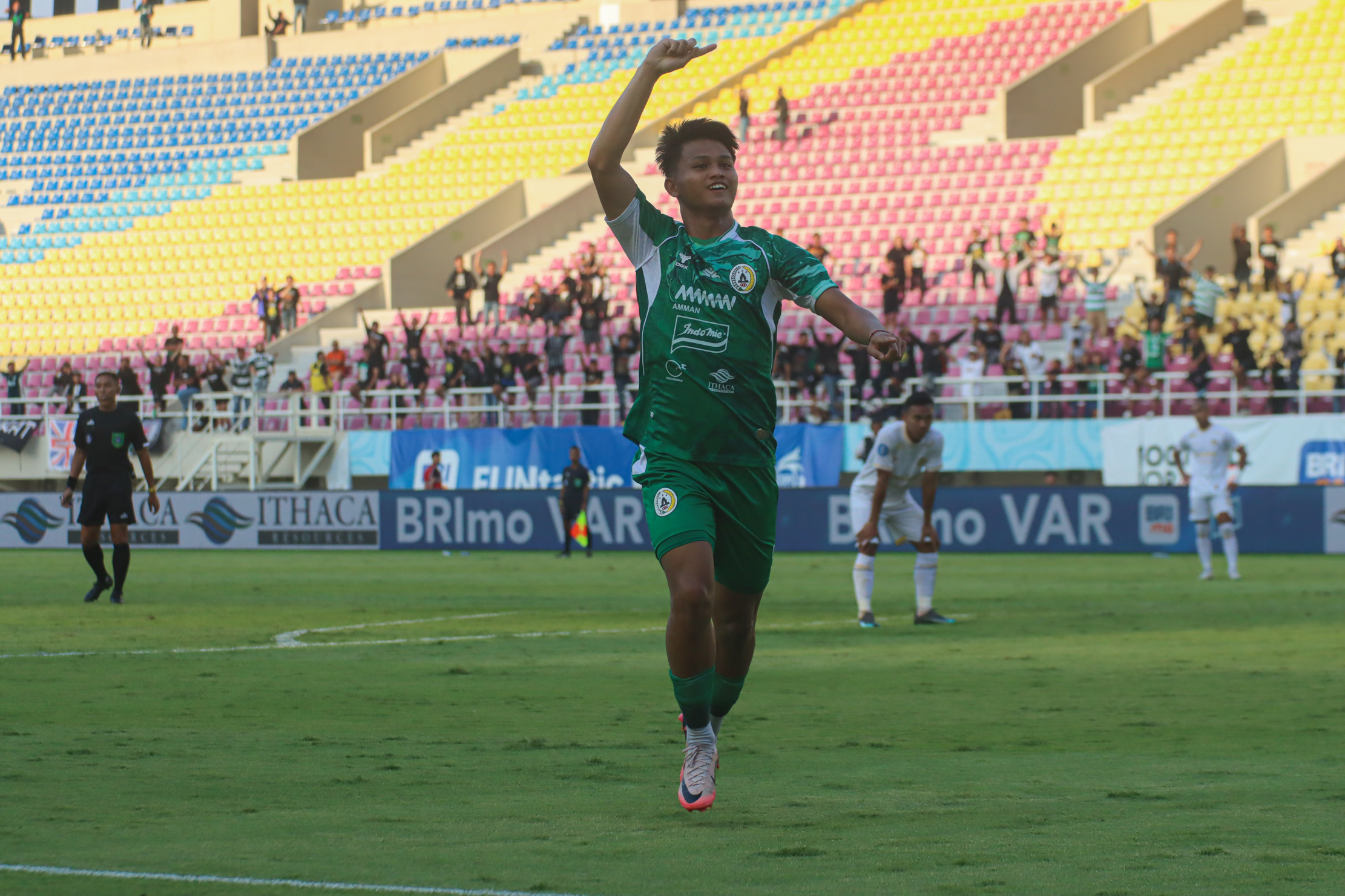 TETAP DI LIGA 1: Hokky Caraka mencetak gol untuk PSS Sleman saat melawan Arema FC di Stadion Manahan Solo, musim lalu.