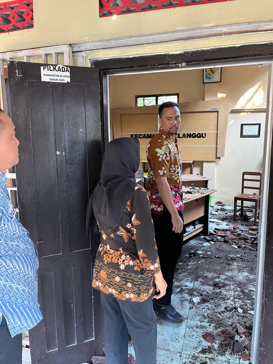 Wakil Bupati (Wabup) Klaten Benny Indra Ardhianto saat mengecek area terbakar di Kompleks Kantor Kecamatan Delanggu, Klaten. (Dokumentasi Pribadi)