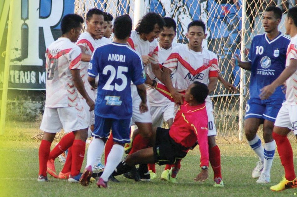 NIKKO AUGLANDY/RADAR SOLO  CHAOS: Pemain persis Solo mengerubuti wasit yang memimpin laga melawan PSIS Semarang di Stadion Jatidiri (2/8/2015).