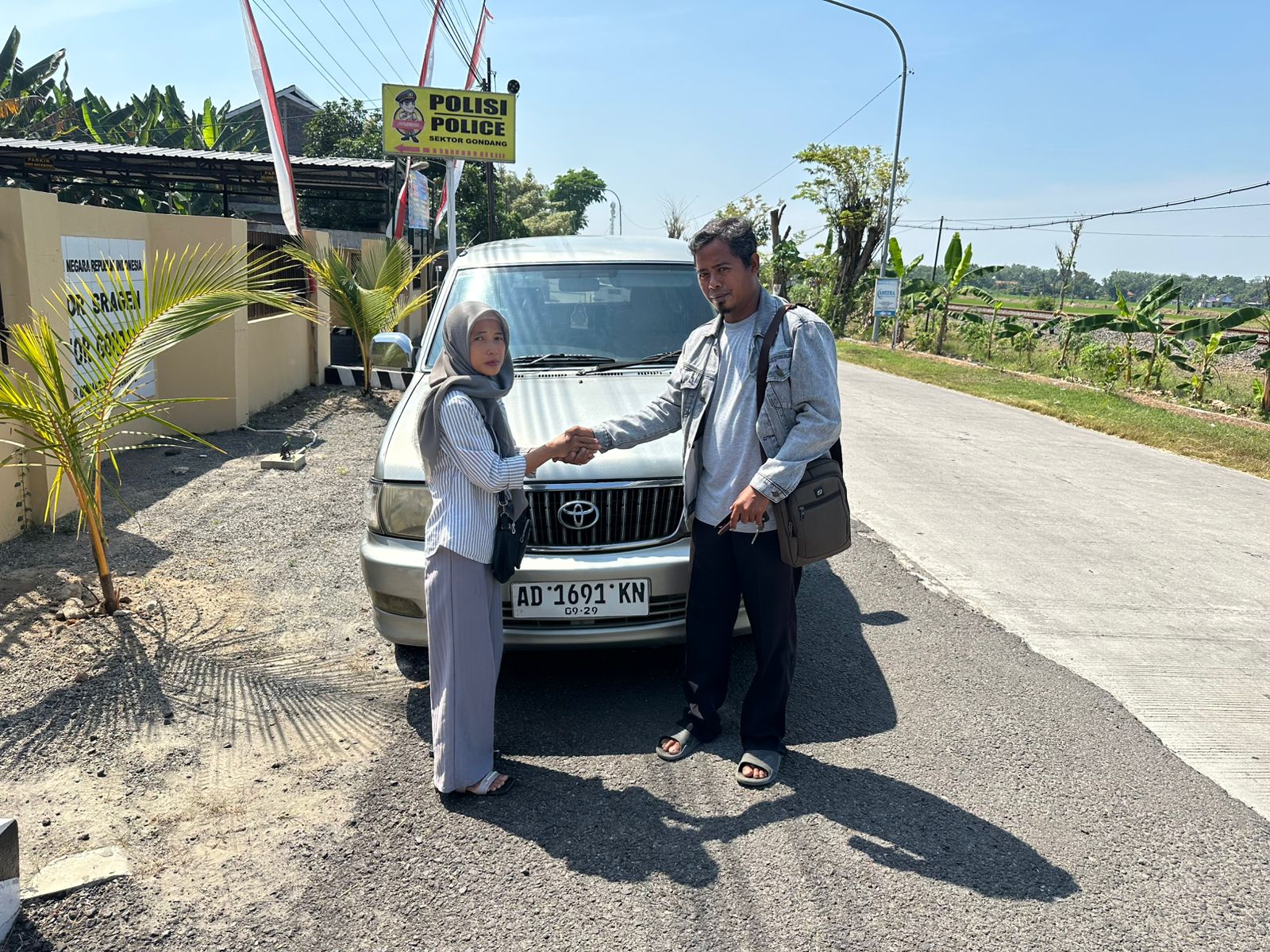 Korban dan pelaku penggelapan mobil (kiri) di Gondang, Sragen sepakat damai. (Ahmad Khairudin/Radar Solo)