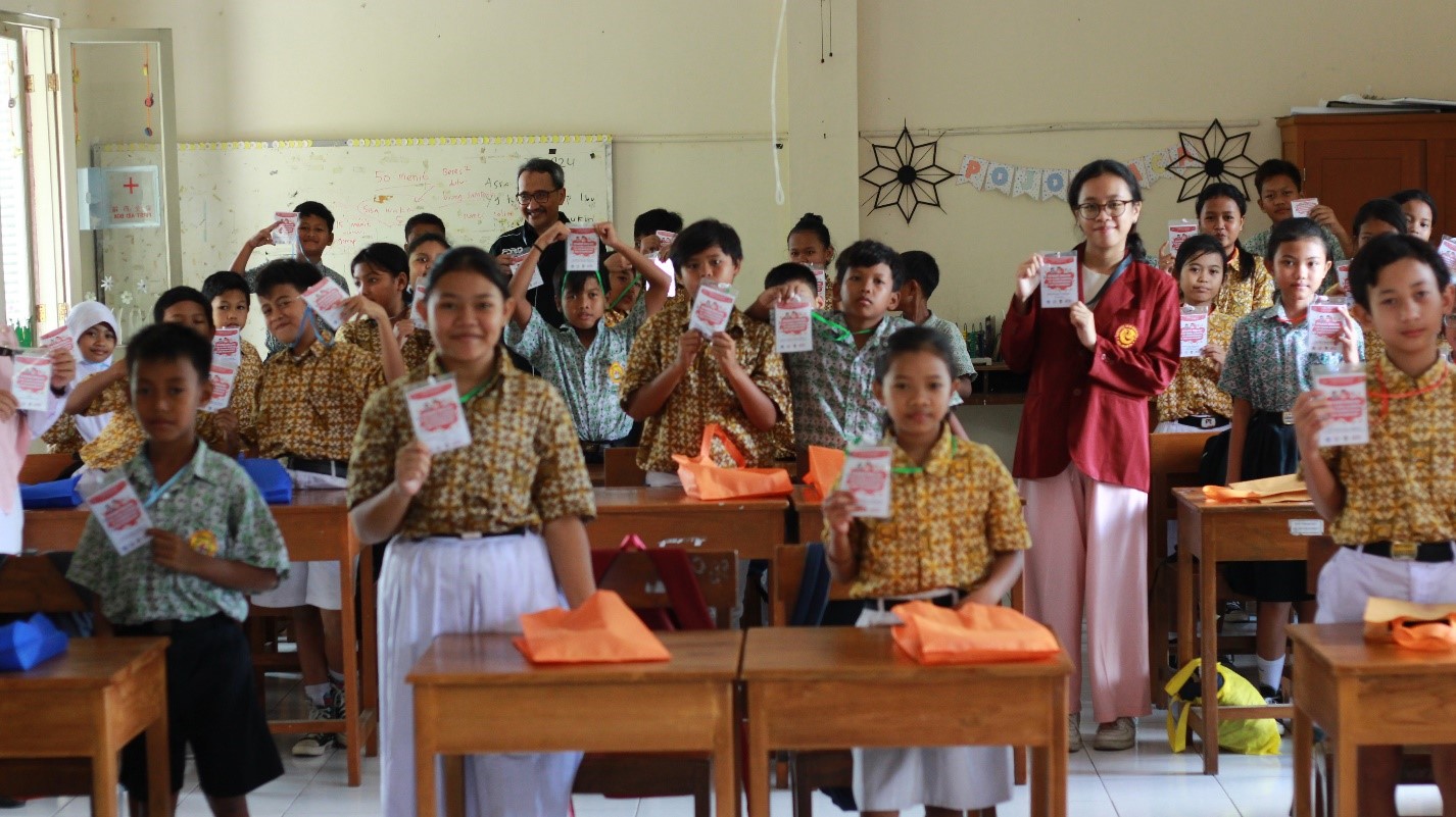 Murid SDN Gading, Pasar Kliwon, Surakarta bersemangat belajar Bahasa Inggris bareng Tim PkM ISI Surakarta.