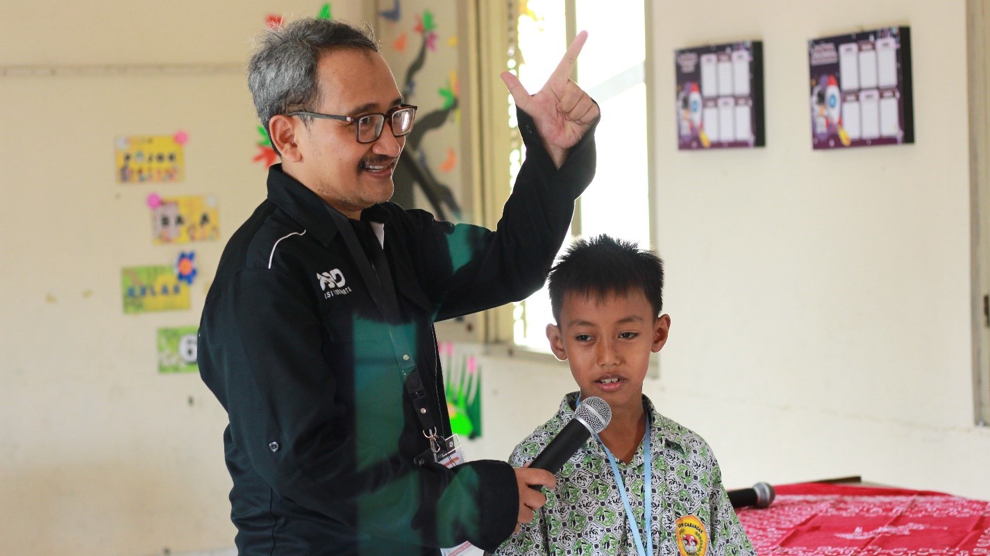 Bahasa Inggris lisan juga dikemas dengan suasana menyenangkan melalui permainan menarik dan menyanyikan lagu-lagu berbahasa Inggris.