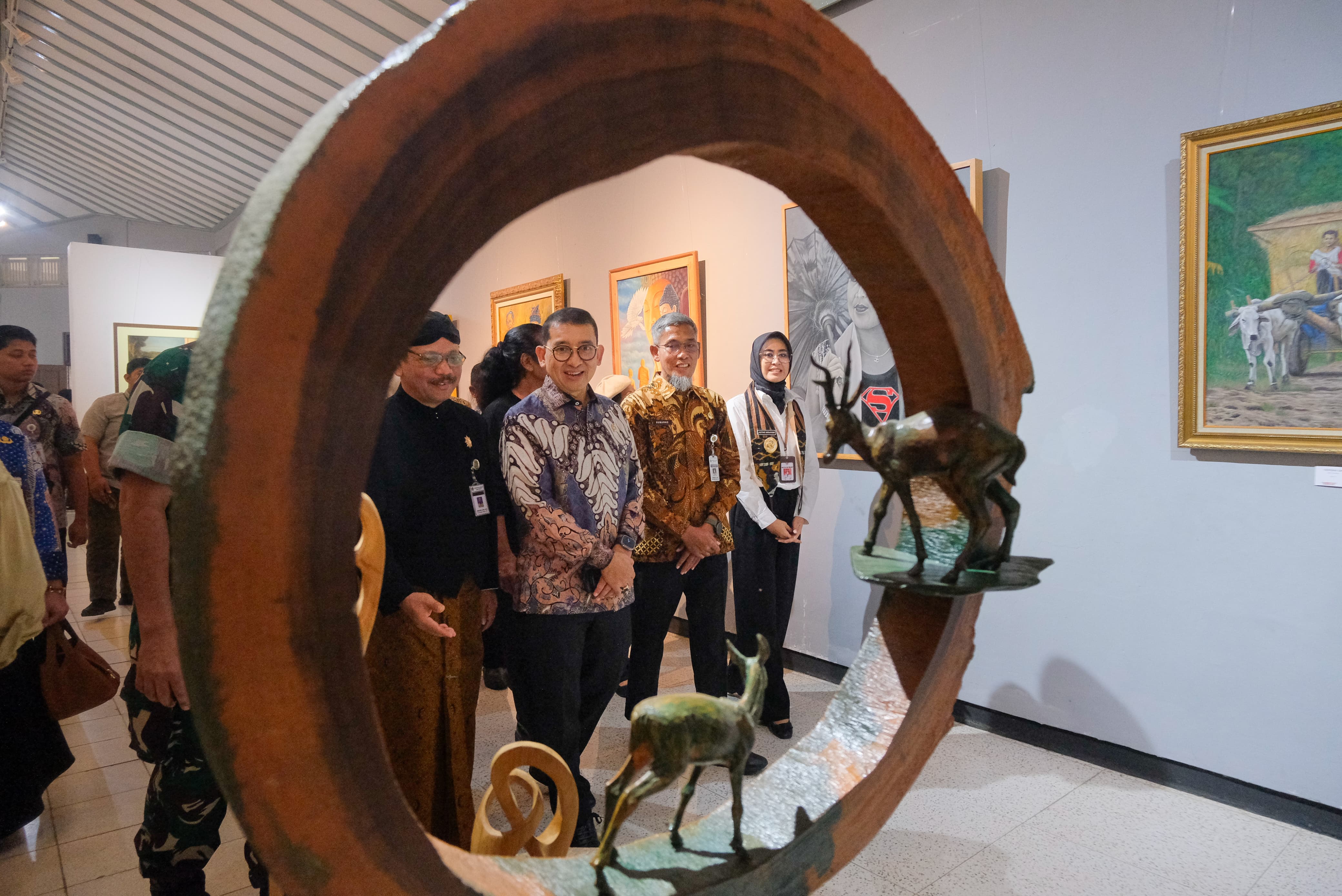 Menteri Kebudayaan RI Fadli Zon, Sekretaris Daerah (Sekda) Provinsi Jawa Tengah, Sumarno, dan Wakil Wali Kota Astrid Widayani hadiri Pasar Raya di TBJT, Jumat (1/8/2025).