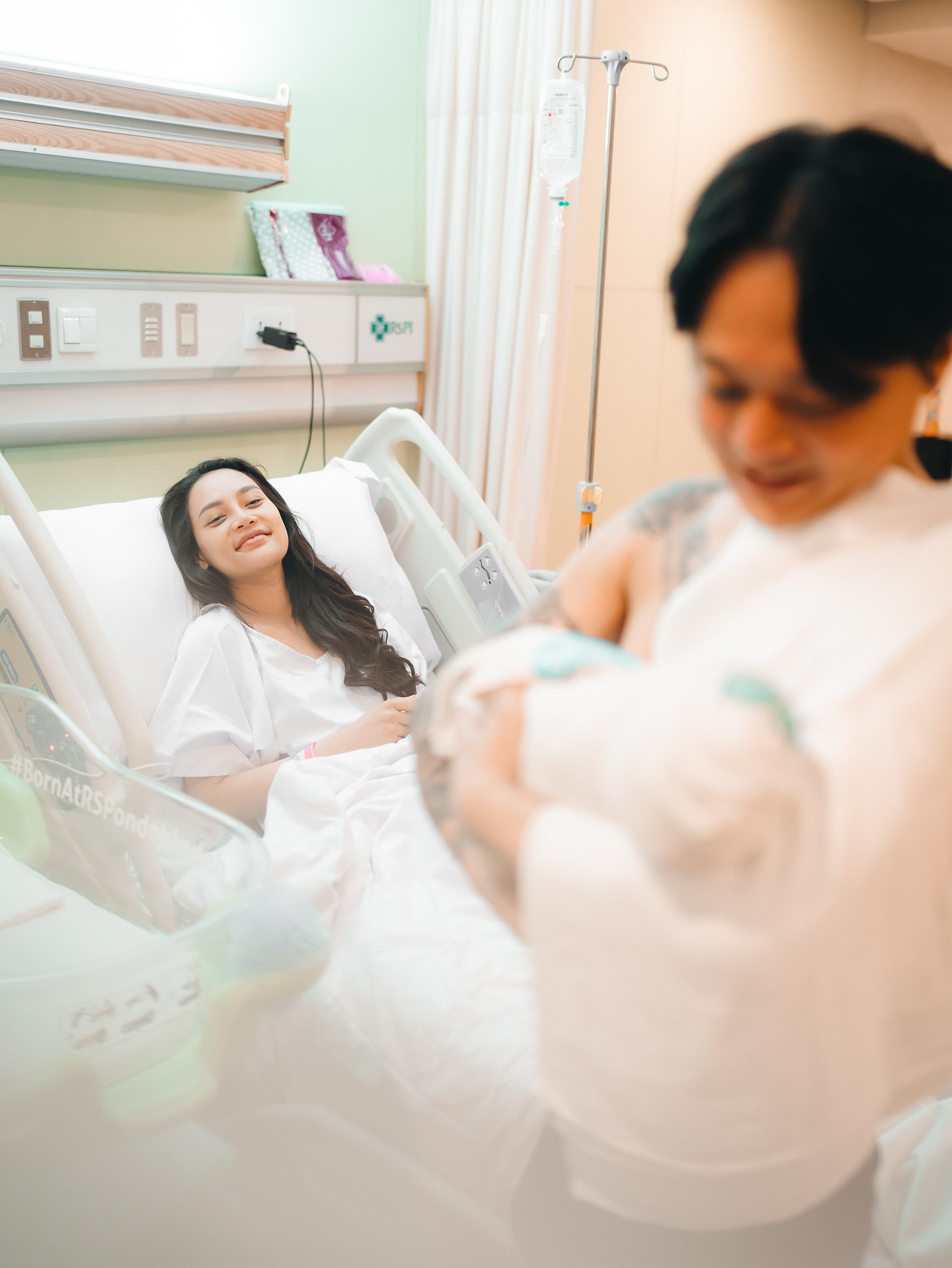 Erika Carlina melahirkan anak pertama, Andrew Raxy Neil. DJ Panda akui sebagai ayah dan beri ucapan haru lewat Instagram.