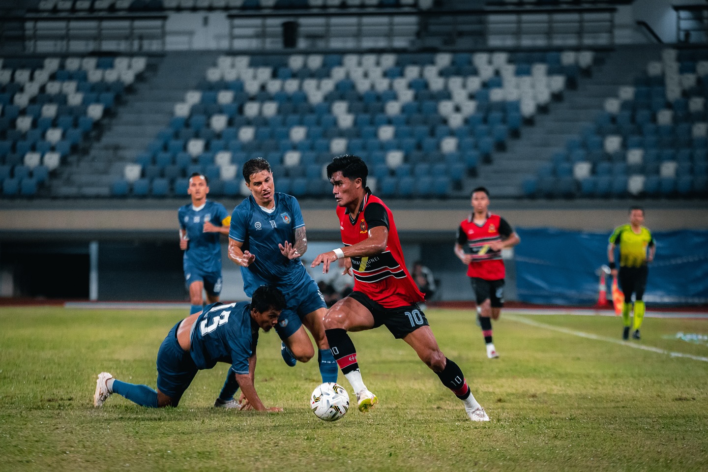 KIAN PRODUKTIF: Striker anyar DPMM FC Ramadhan Sananta saat melewati dua pemain Sumsel United, Sabtu (2/8).  &nbsp;