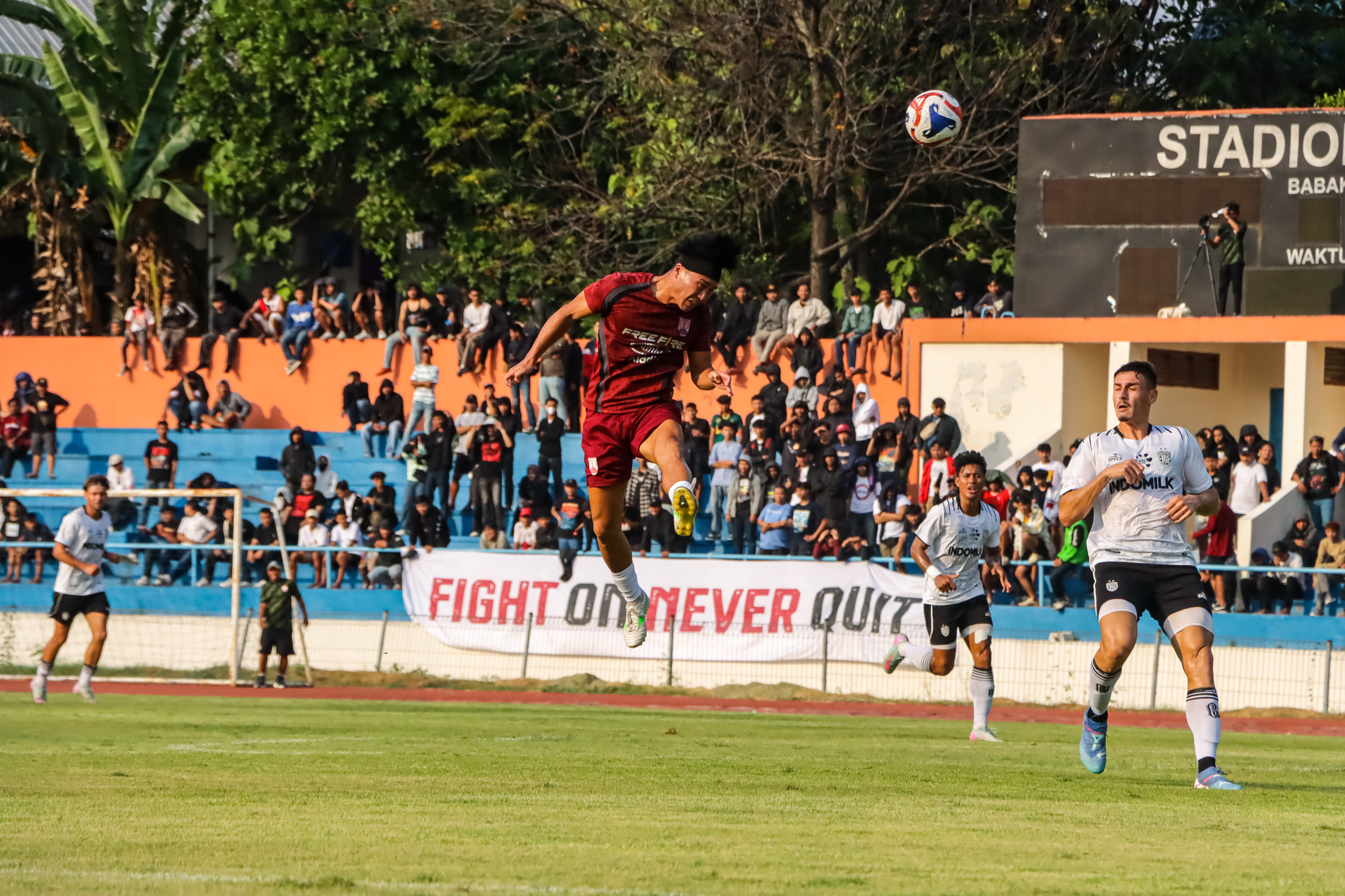 HAUS GOL: Striker Persis Solo Kodai tanaka melakukan sundulan ke gawang Bali United