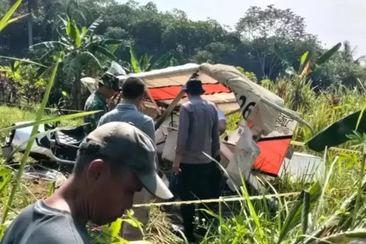 Marsma TNI Fajar Adrianto gugur usai pesawat latih jatuh di Ciampea, Bogor. Satu korban luka masih dirawat intensif.