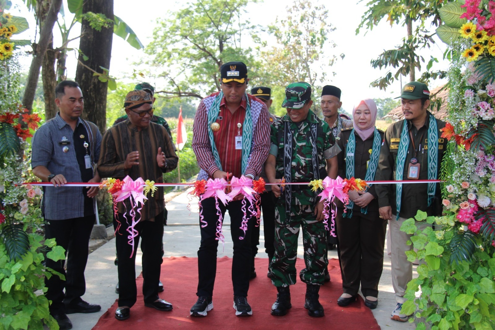 SIMBOLIS: Bupati Klaten Hamenang Wajar Ismoyo saat meresmikan ruas jalan yang telah di betonisasi di Desa Sudimoro, Kecamatan Tulung.