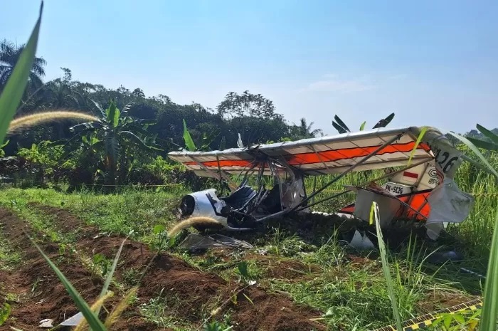 Pesawat latih FASI jatuh di Desa Benteng, Ciampea Bogor. Pilot tewas di lokasi, satu penumpang luka dan dievakuasi ke rumah sakit.