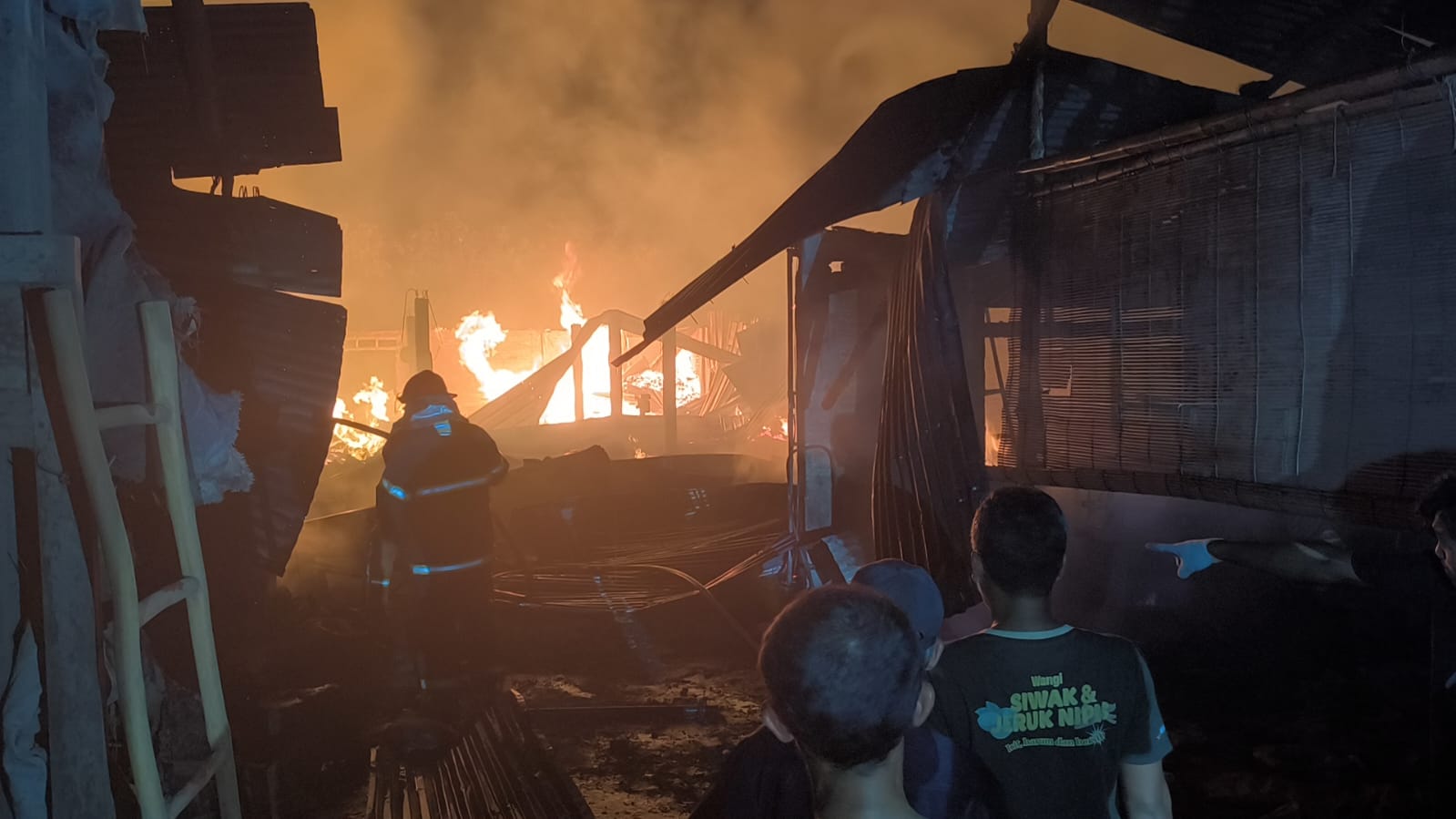 Tempat usaha mebel kayu dan kerajinan akar bambu di Desa Jambukulon, Kecamatan Ceper yang dilalap api