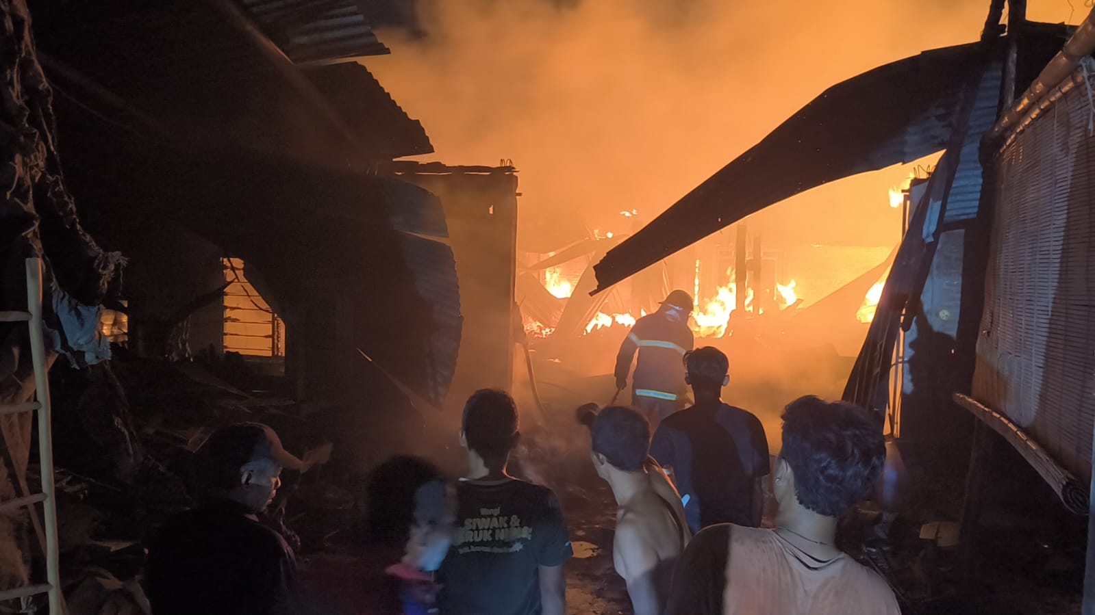 Tempat usaha mebel kayu dan kerajinan akar bambu di Desa Jambukulon, Kecamatan Ceper yang dilalap api