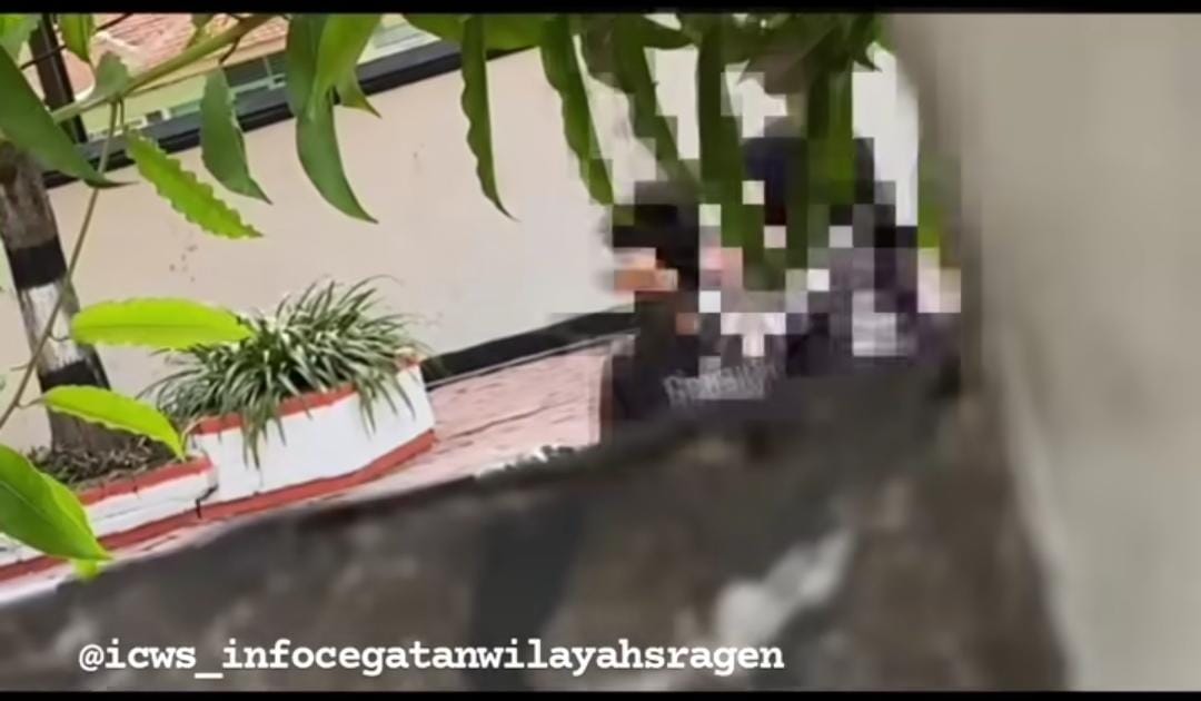 tangkapan layar aksi dua remaja di sekitar rumah dinas Bupati Sragen
