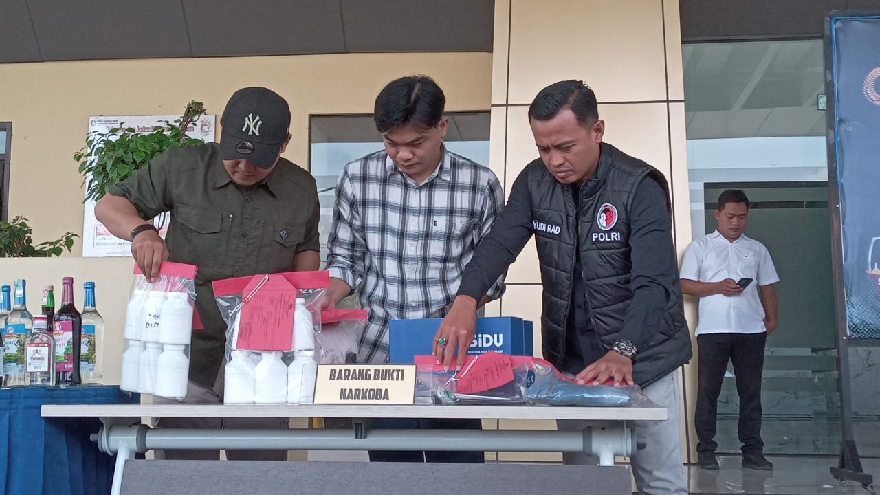 Kapolres Sukoharjo AKBP Anggaito Hadi Prabowo tunjukan barang bukti narkoba pada konferensi pers beberapa waktu lalu