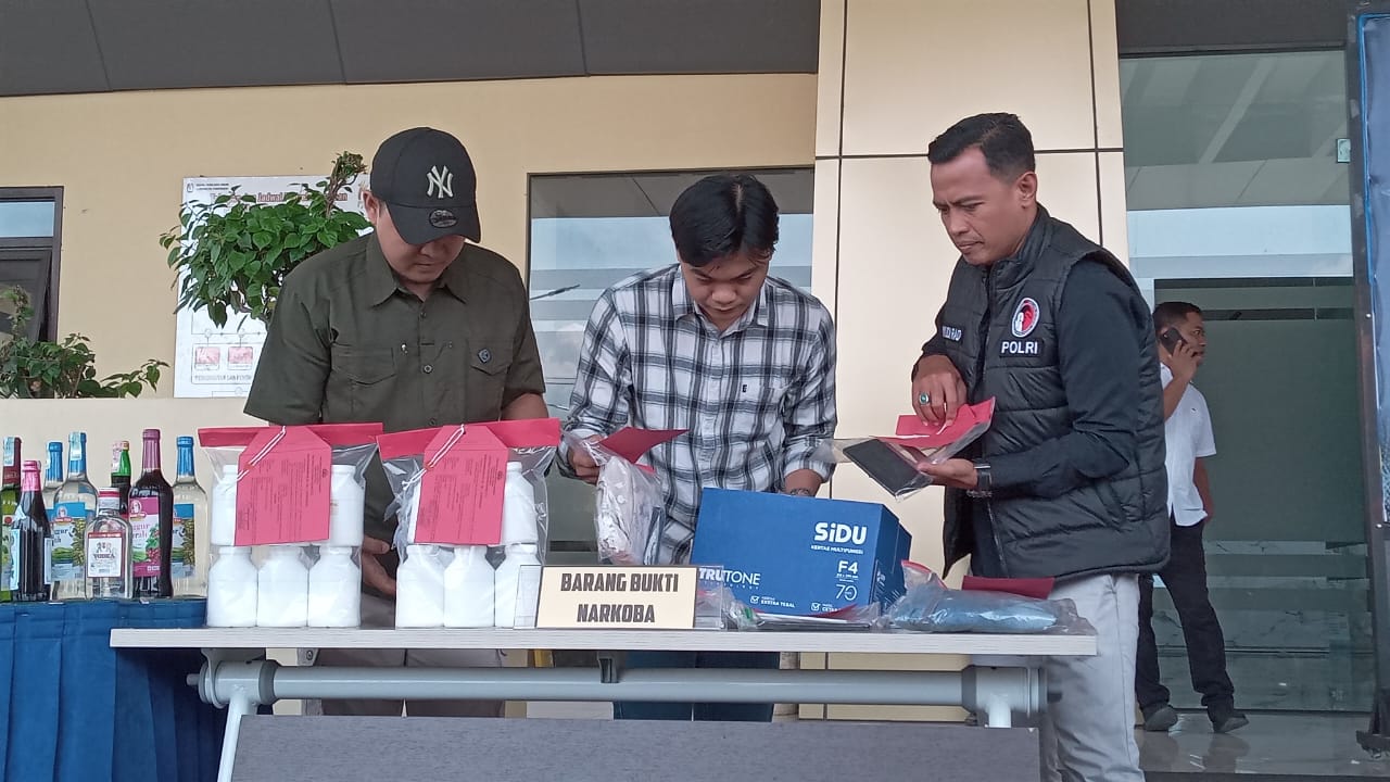 Kapolres Sukoharjo AKBP Anggaito Hadi Prabowo tunjukan barang bukti narkoba pada konferensi pers beberapa waktu lalu