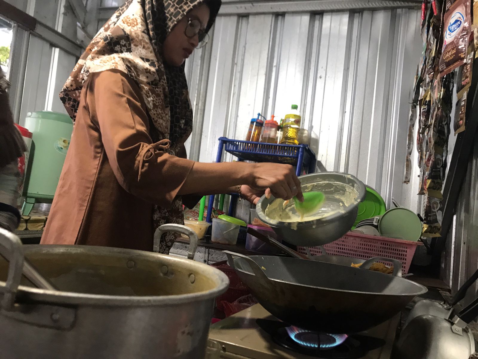 Warga kawasan Waduk Cengklik Boyolalali memasak menggunakan biogas yang dihasilkan dari enceng gondok.