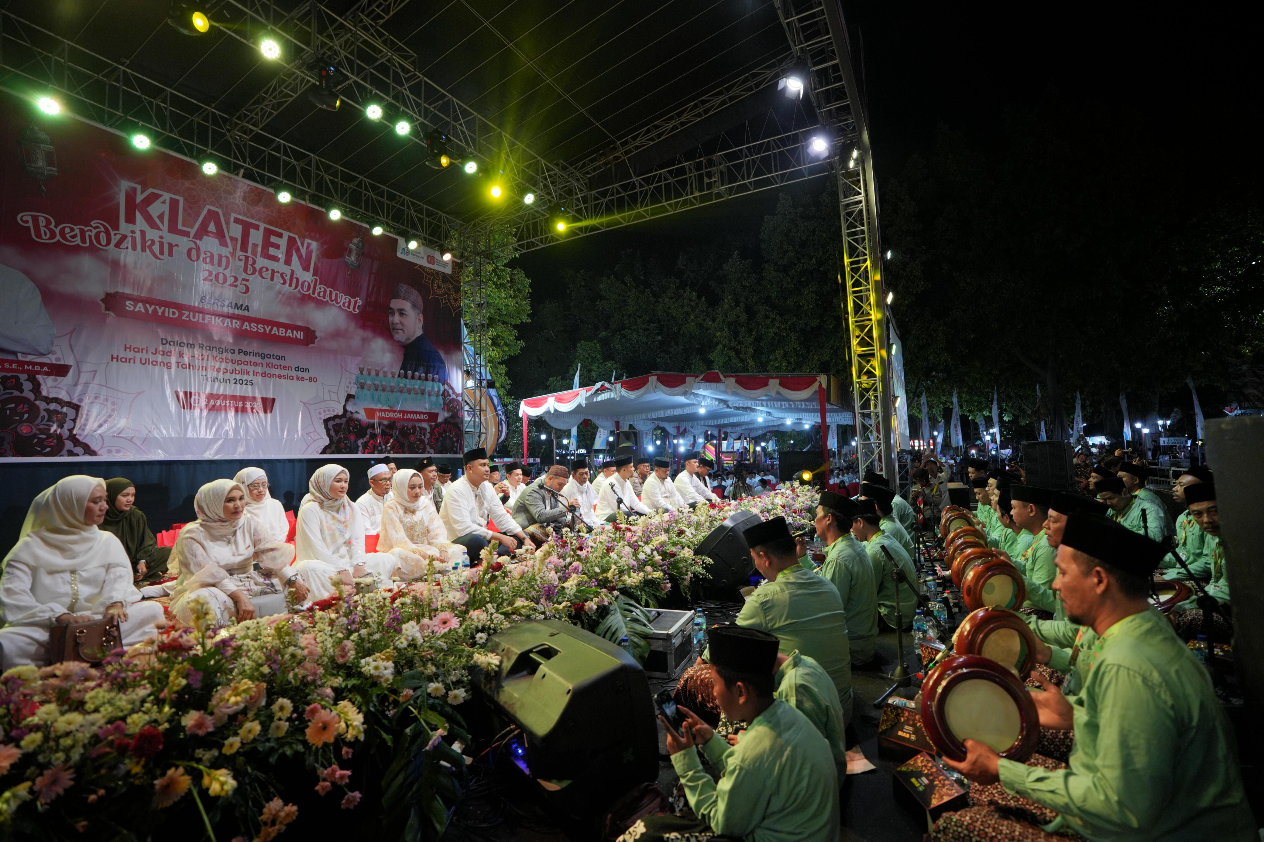 Kegiatan Klaten Berdzikir dan Bersholawat (KBBS) di Alun-alun Klaten.&nbsp;