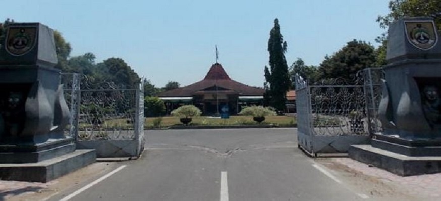 Gerbang utama rumah dinas bupati Sragen.