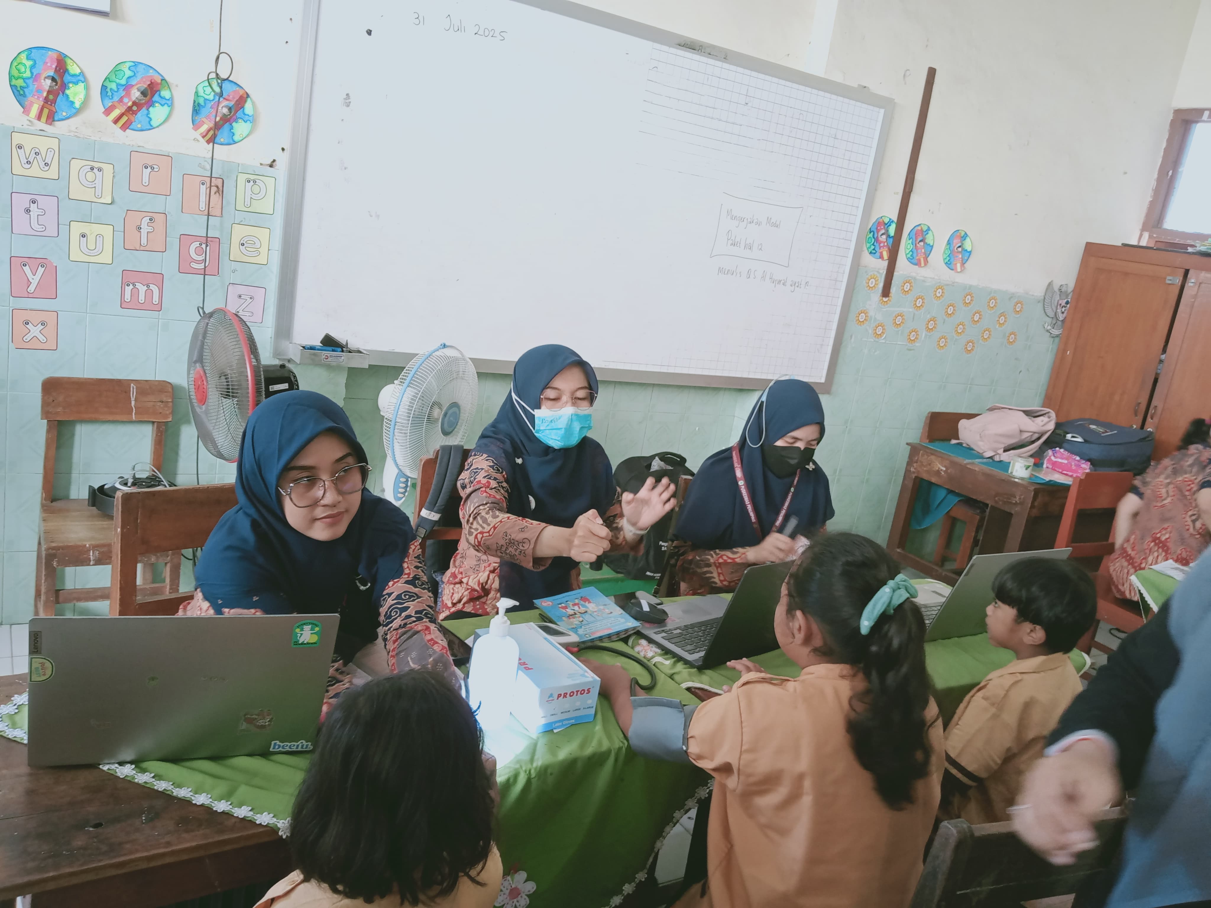 Siswa kelas I cek kesehatan gratis di SDN Begalon I, Penumping, Laweyan, Solo, Jumat (1/8).