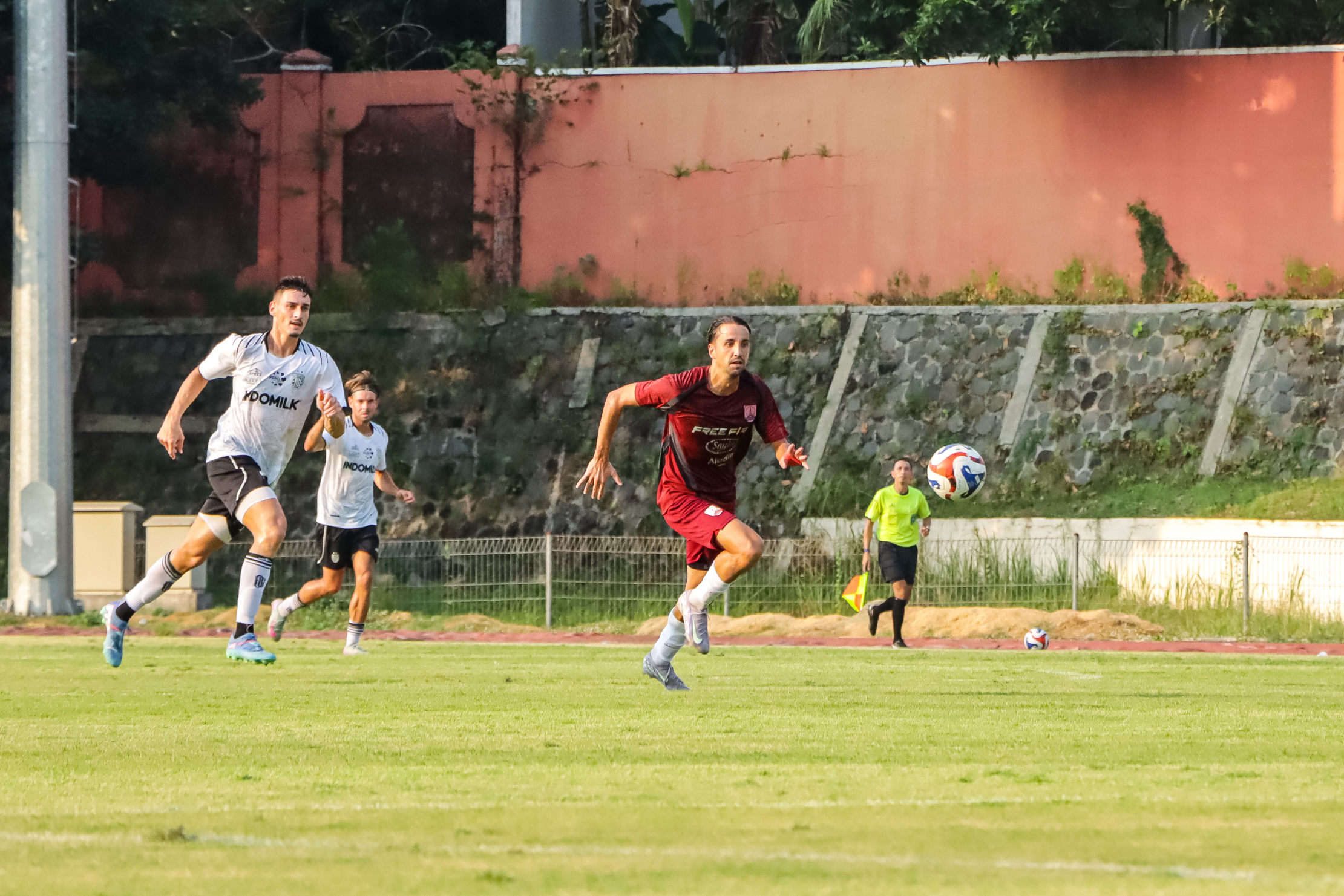 KELUARGA BARU:  Gelandang asing Persis Solo Adriano Castanheira (kanan) dimainkan saat melawan Bali United, Minggu (2/8).