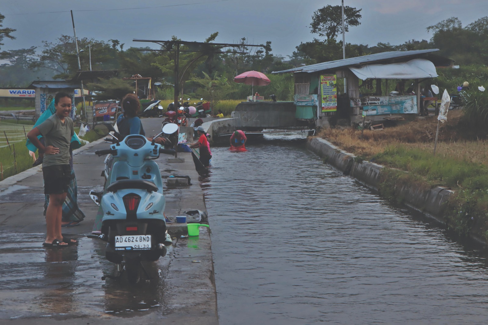 WISATA MURMER: Warga menikmati sore hari dengan berbagai aktivitas di Kali Talang, Desa Nepen, Boyolali. Selain menikmati susana juga ada yang mencuci motornya.