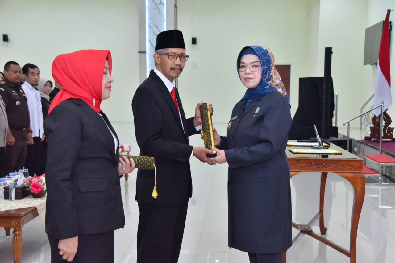 Bupati Sukoharjo Etik Suryani (kanan) lantik&nbsp; Abdul Haris Widodo sebagai sekda yang baru, Senin (4/8).