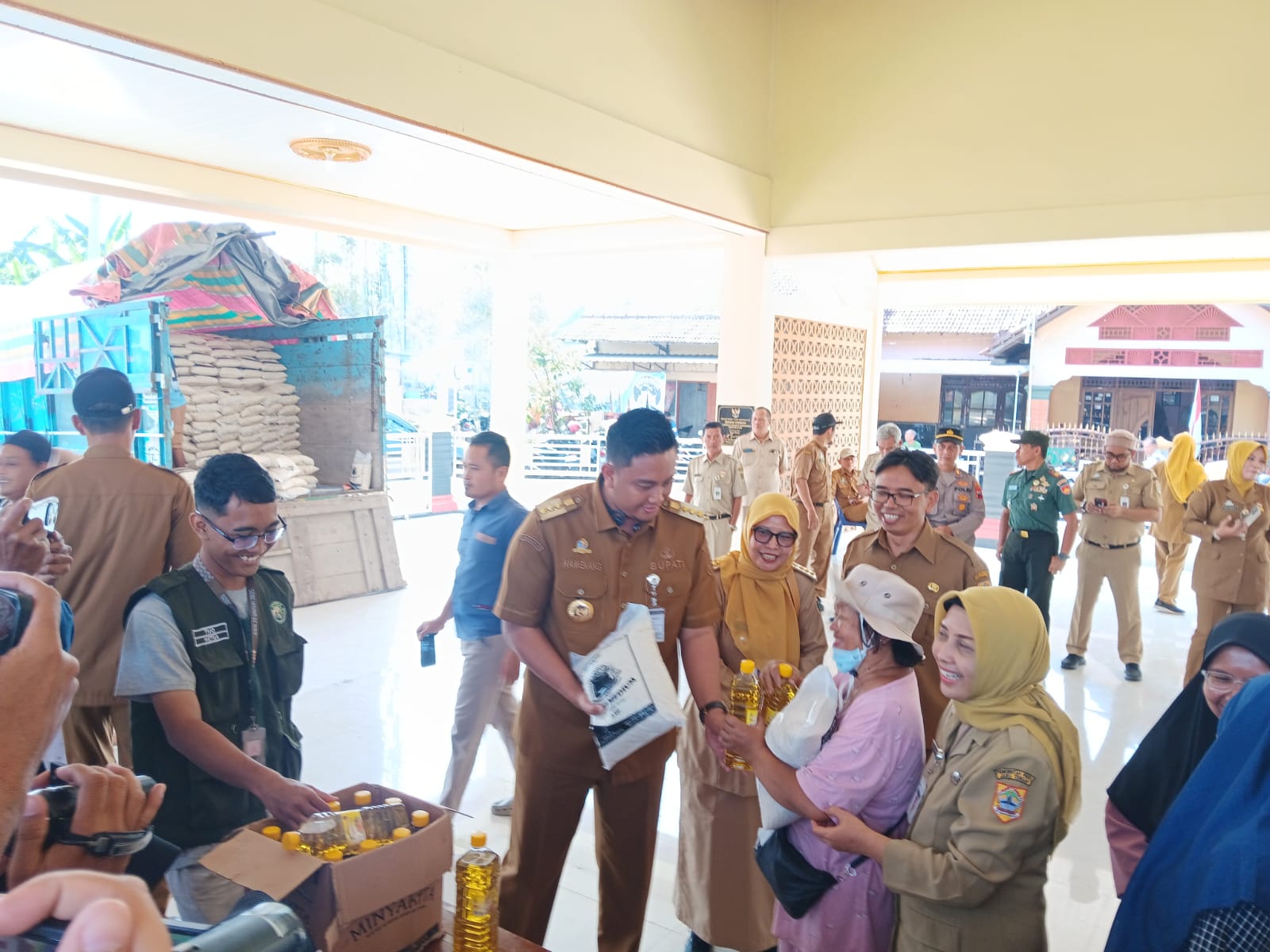 Warga antre untuk bisa menebus murah beras dan minyak goreng di Desa Demakijo, Kecamatan Karangnongko, Klaten, Senin (4/8/2025). (Angga Purenda/Radar Solo)