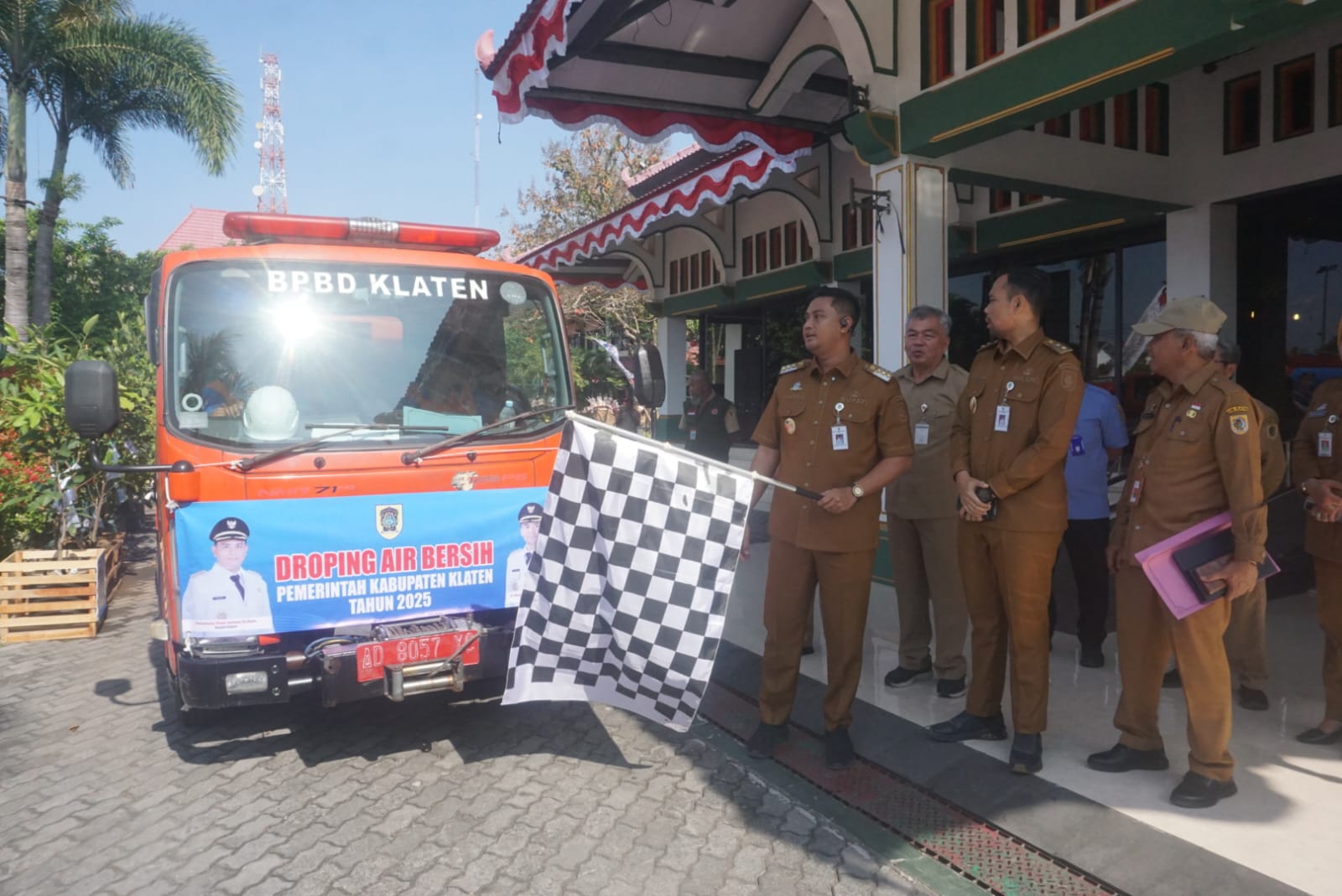 Bupati Klaten Hamenang Wajar Ismoyo melepas keberangkatan truk tangki pengangkut air bersih untuk dikirim ke 4 desa di Kecamatan Kemalang, Senin (4/8/2025).
