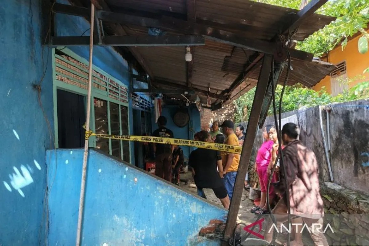 Lokasi tempat kejadian perkara (TKP) anak usia 18 tahun yang diduga mengalami gangguan jiwa melakukan pembunuhan terhadap ibu kandungnya pada Sabtu (2/8/2025).