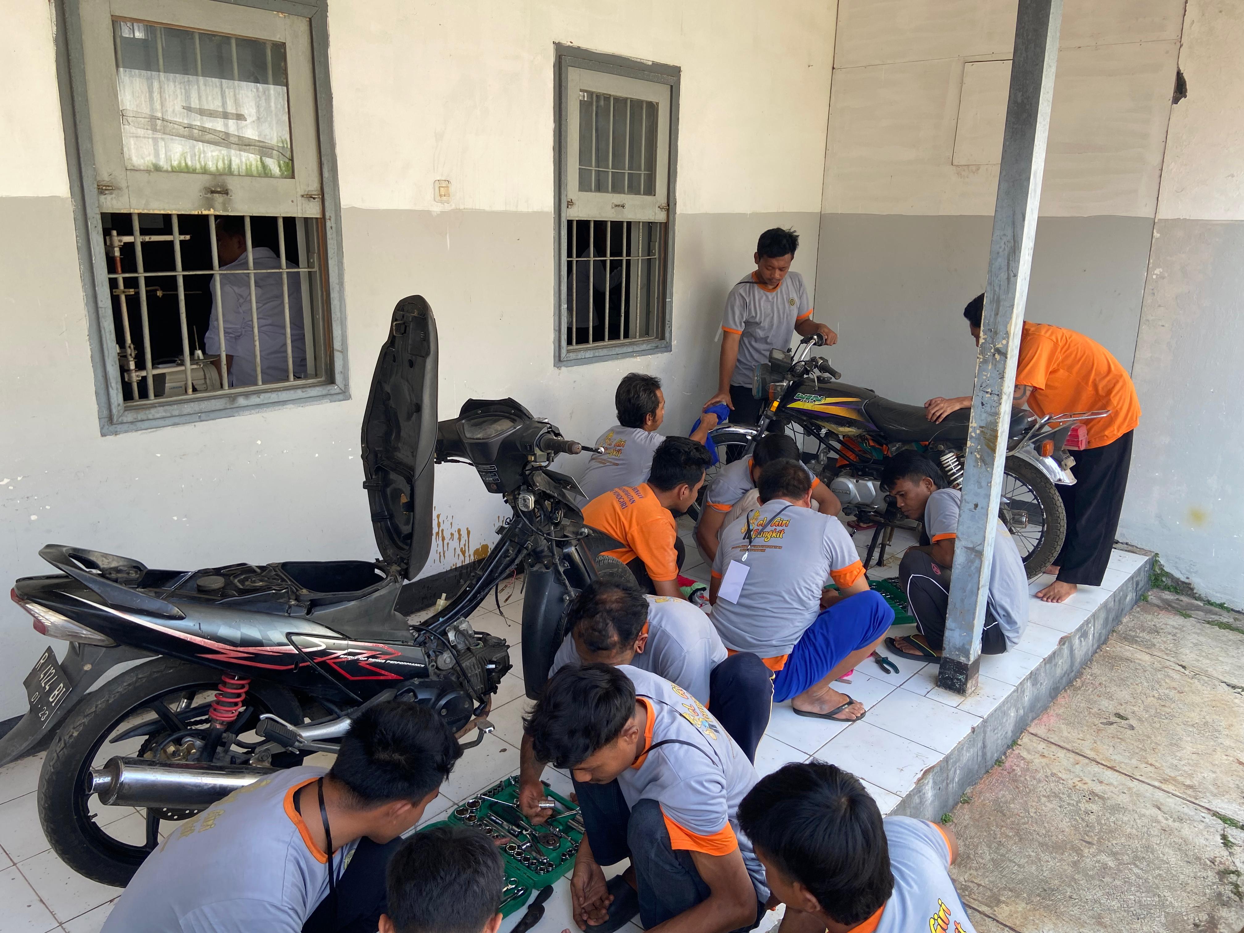 Warga binaan Lapas Wonogiri mendapatkan pelatihan teknisi sepeda motor.