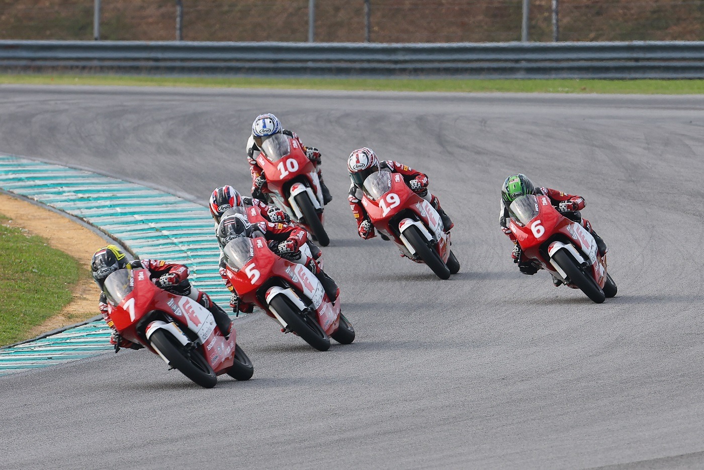 M. Badly Ayatullah, pebalap muda binaan PT Astra Honda Motor (AHM), berhasil mencatatkan prestasi gemilang di ajang Idemitsu Asia Talent Cup (IATC) 2025.